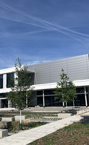 Foto von Gebäude von weiter weg und blauem Himmel