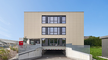 Foto Rückseite des Gebäude mit Tiefgarageneinfahrt