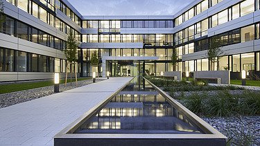 Foto Innenhof mit Weg und Wasserbecken