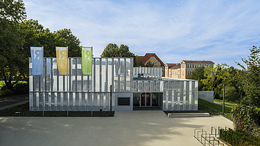 Foto auf Haupteingang Theater mit Vorplatz