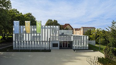 Foto auf Haupteingang Theater mit Vorplatz