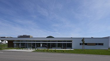 Außenaufnahme Gebäude von der Straße aus
