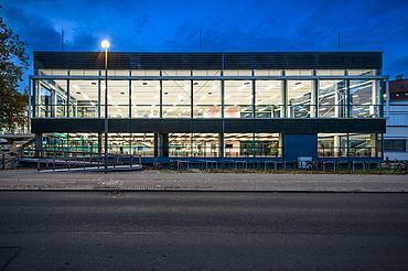 Foto Frontalansicht Gebäude hell beleuchtet in der Dämmerung