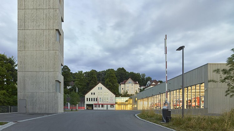 Foto einer Feuerwache mit Rettungsturm in Abendstimmung