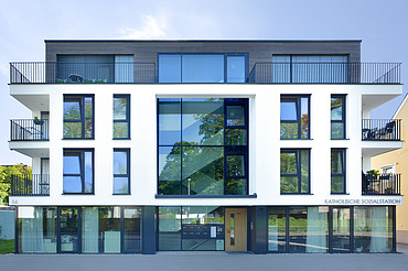 Foto Frontalansicht Gebäude mit vielen Fenstern