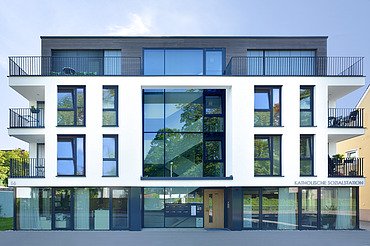 Foto Frontalansicht Gebäude mit vielen Fenstern