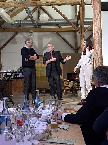 Foto von 2 Männern und 1 Frau auf der Bühne