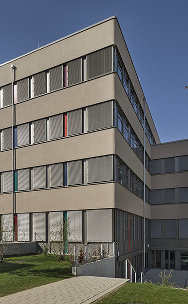 Foto Gebäudeecke mit Abgang in Pausenhof