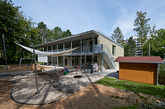 Foto Garten mit Spielgeräten eines Kindergartens