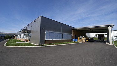 Außenaufnahme mit Eingang Logistikbereich