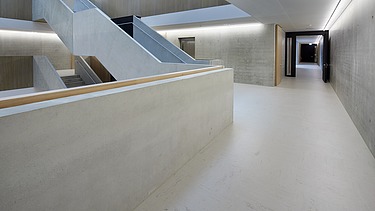 Foto Gang mit Treppen und Sichtbeton