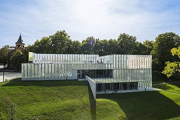 Foto Frontseite Theater mit markanter Fassade in Hanglage