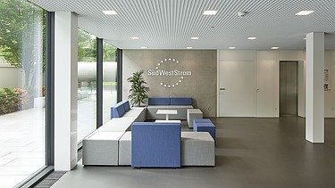 Foto Empfangsbereich im Inneren mit Wartebereich