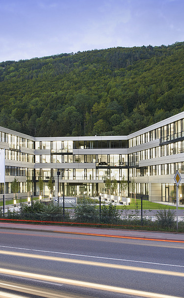 Foto Gebäude mit Straße bei Abenddämmerung