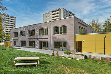 Außenaufnahme Gebäude mit Teil des Gartens