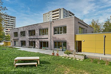 Außenaufnahme Gebäude mit Teil des Gartens