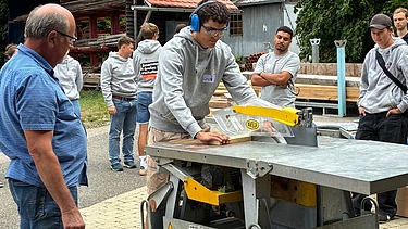 Azubi an der Kreissäge