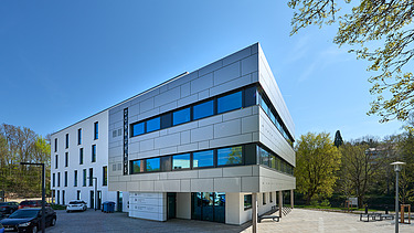 Foto von der Gebäudeecke mit Blick auf den Eingangsbereich