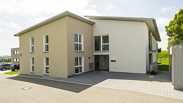 Foto von außen auf Vorhof und Eingang