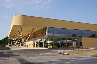 Foto Eingangsbereich mit Vordach und markanten Stützen