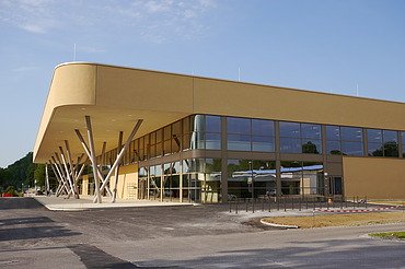 Foto Eingangsbereich mit Vordach und markanten Stützen