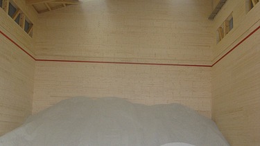 Foto Salzhalle innen mit gelagertem Salz