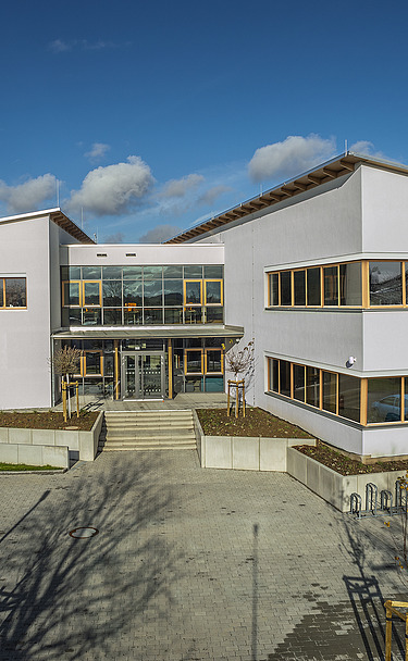Foto Außenansicht Gebäude mit Eingang und Fahrradstellplätzen