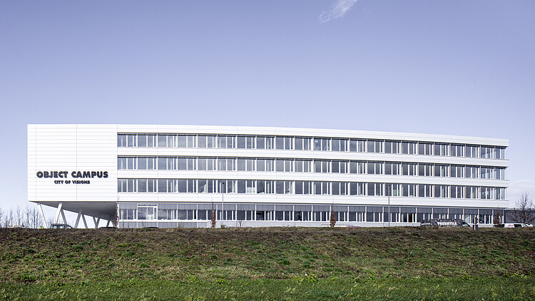 Foto Seitenansicht mit gekrümmter Fassade