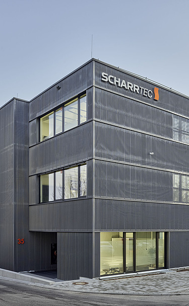 Foto von Gebäude, dunkler Fassade und bei Dämmerung