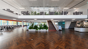 Foto Innenaufnahme mit Blick auf Galerie und Tischen mit Stühlen