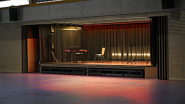 Foto integrierter Bühnenbereich in der Sporthalle