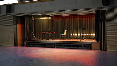 Foto integrierter Bühnenbereich in der Sporthalle