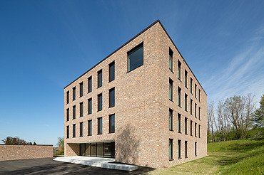 Foto von Seitenansicht mit Klinkerfassade