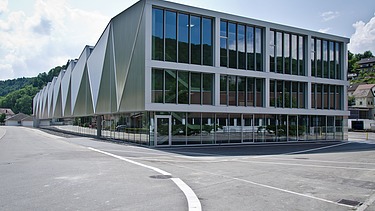 Bild Außenansicht auf die Fensterfront des Gebäudes