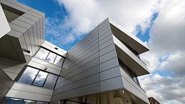 Foto von unten auf vorspringende Fassade