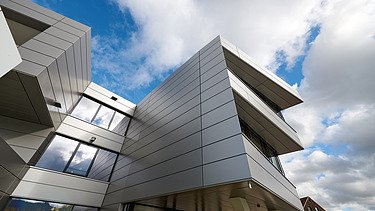 Foto von unten auf vorspringende Fassade