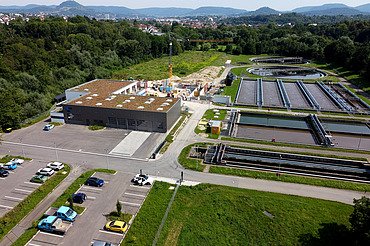 Drohnenaufnahme Gelände mit Klärbecken und Betriebsgebäude