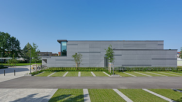 Foto Seitenansicht Gebäude mit Parkplätzen