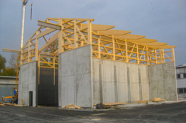 Foto während Bauphase Betonwände und Holzdachkonstruktion