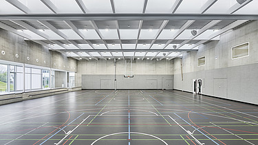 Foto Sporthalle innen mit Sichtbeton
