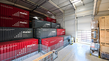 Innenaufnahme Containerlagerhalle