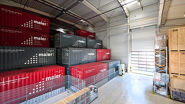 Innenaufnahme Containerlagerhalle