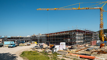 Foto Baustelle während den Rohbauarbeiten mit Kran
