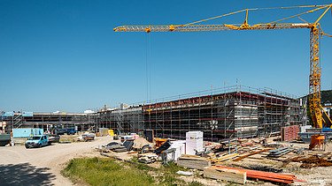 Foto Baustelle während den Rohbauarbeiten mit Kran