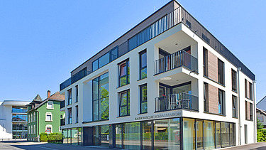 Foto Gebäudeecke bei blauem Himmel und Sonnenschein