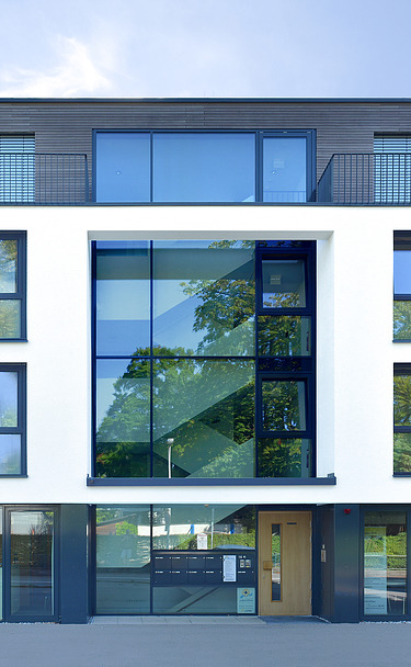 Foto Frontalansicht Gebäude mit vielen Fenstern