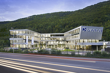 Foto Gebäude mit Straße bei Abenddämmerung