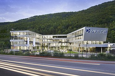 Foto Gebäude mit Straße bei Abenddämmerung