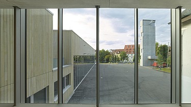 Foto aus dem Gebäude raus mit Blick auf den Innenhof und Übungsturm