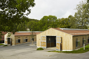 Foto mit 2 Ställen aus Holz und geöffneten Türen